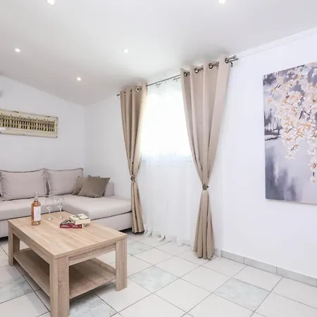 Nikos Gkogkas House * Kompítsion